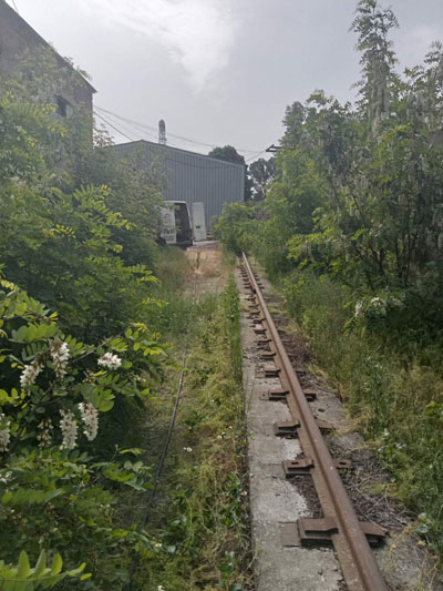 Канализационные колодцы очищены качественно и в срок, что дает возможность гарантировать заказчику их длительную эксплуатацию. 3асор канализационной трубы на промышленном предприятии