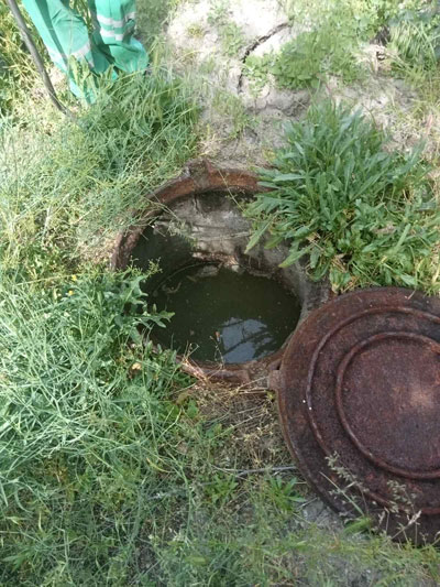 Канализационные колодцы очищены качественно и в срок, что дает возможность гарантировать заказчику их длительную эксплуатацию. 3асор канализационной трубы на промышленном предприятии