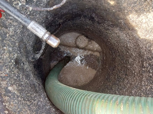 Канализационные колодцы очищены качественно и в срок, что дает возможность гарантировать заказчику их длительную эксплуатацию. 3асор канализационной трубы на промышленном предприятии