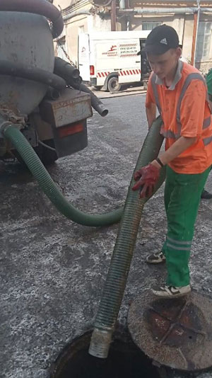 Канализационные колодцы очищены качественно и в срок, что дает возможность гарантировать заказчику их длительную эксплуатацию. 3асор канализационной трубы на промышленном предприятии